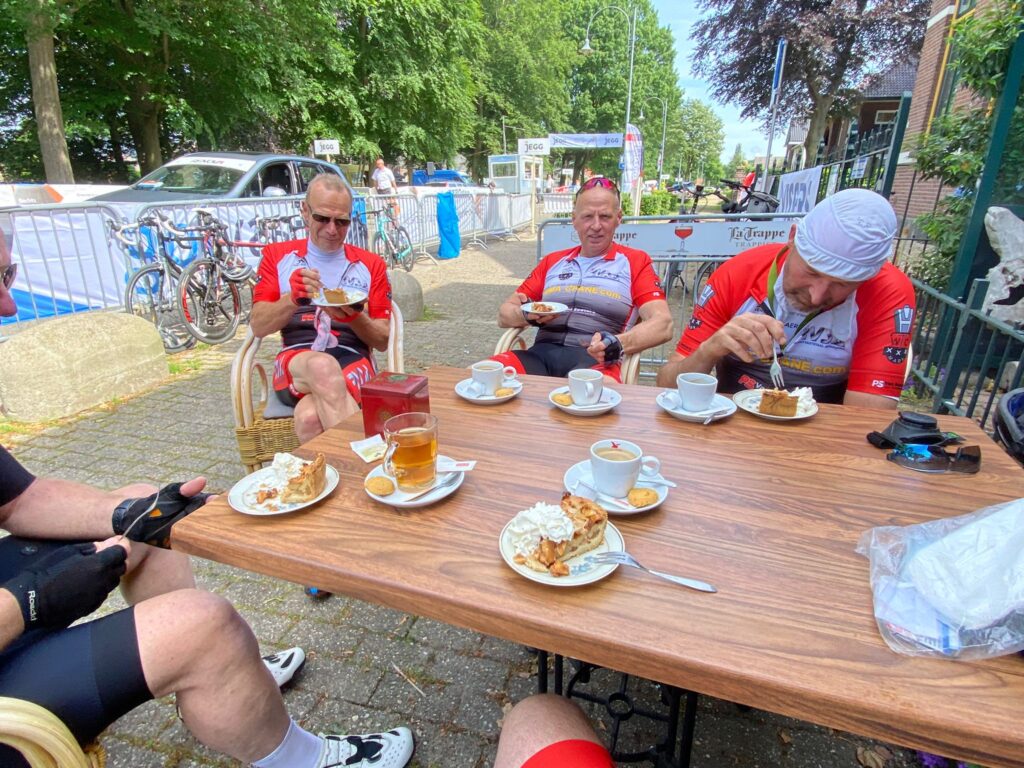 De Tour-ploeg aan de koffie met appelgebak